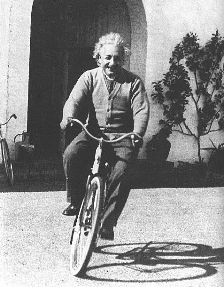 Albert Einstein auf dem Fahrrad